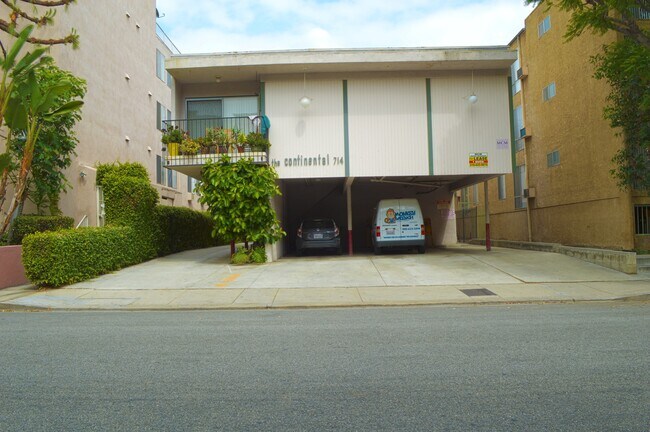 Foto del edificio - 714 N W Knoll Dr