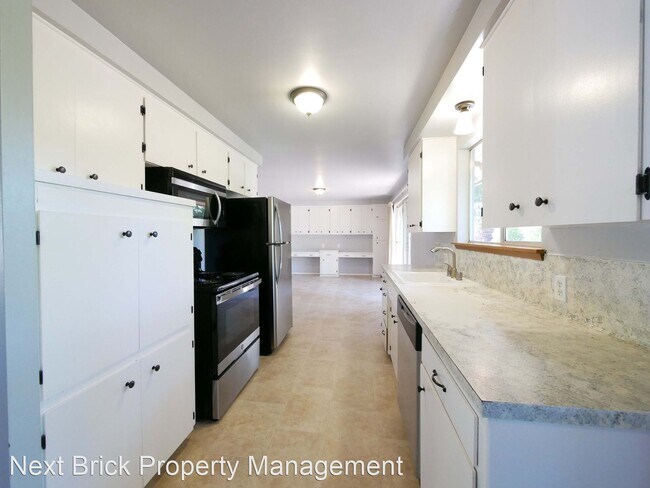 Building Photo - 5 br, 2.5 bath House - 11039 Se 9th St
