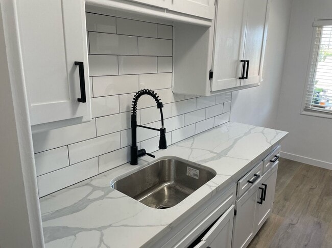 Building Photo - Toluca West - 1 bed 1 bath!