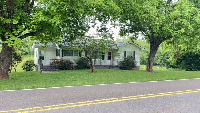 Building Photo - 3 bed 2 bath Rental