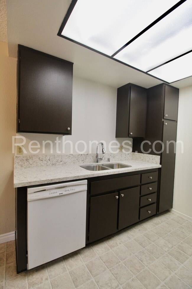 Foto del edificio - 10232 Black Mountain Rd