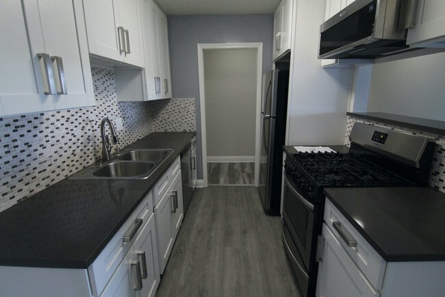 Building Photo - 10834 Rose Ave