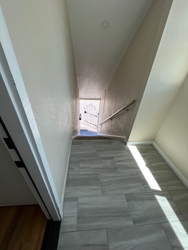 Building Photo - 61 Knolls Ln