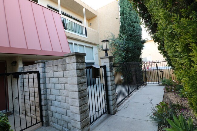 Foto del edificio - Townhome for Lease in Desirable Encino!