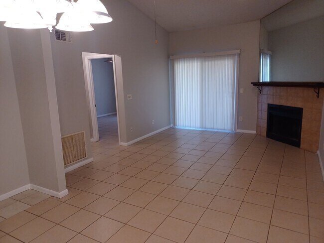 Building Photo - Cozy 2 Bedroom Home