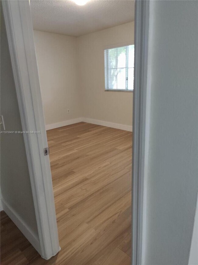 Foto del edificio - 2474 Centergate Dr