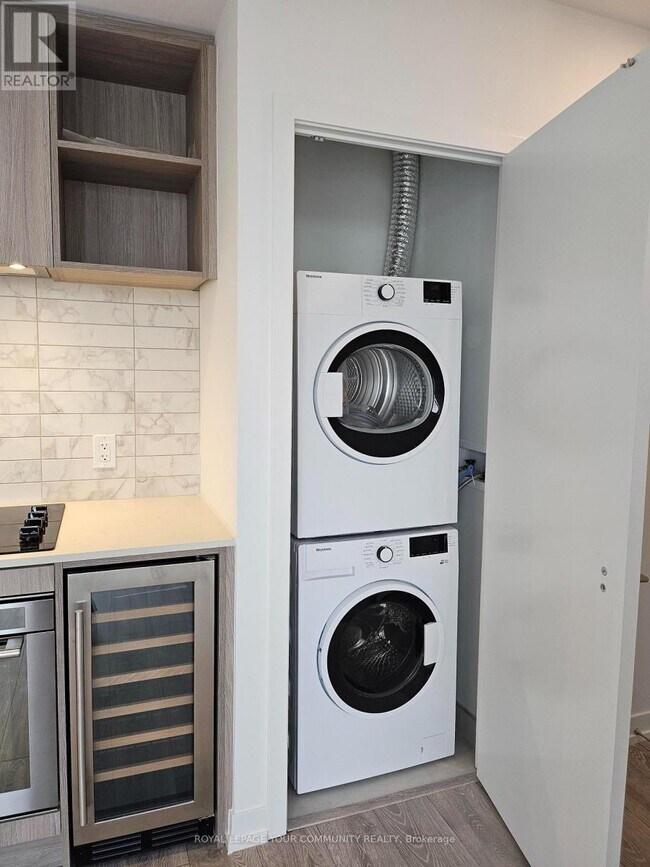 Building Photo - 2020 Bathurst St