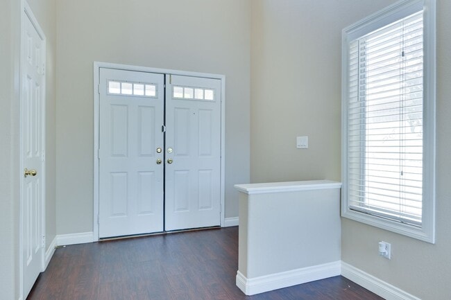 Foto del edificio - NW!!! 4 Bedrooms!!  Two Tone Paint Freshen...