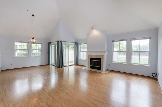 Foto del edificio - 2BR/2.5BA Pet-Friendly Townhome with Loft, Pool & 2-Car Garage | Foster City | YouTube Tour