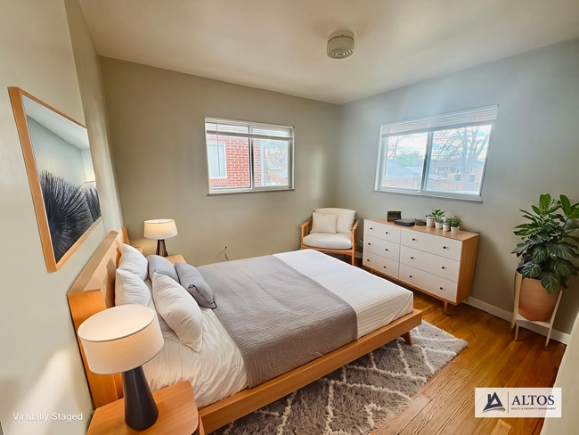 Foto del edificio - Charming 2 Bedroom Upper Unit onsite Laundry!