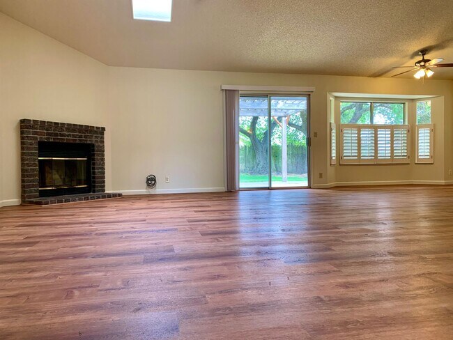 Foto del edificio - 3 bed 2 bath 2 car garage with mature trees
