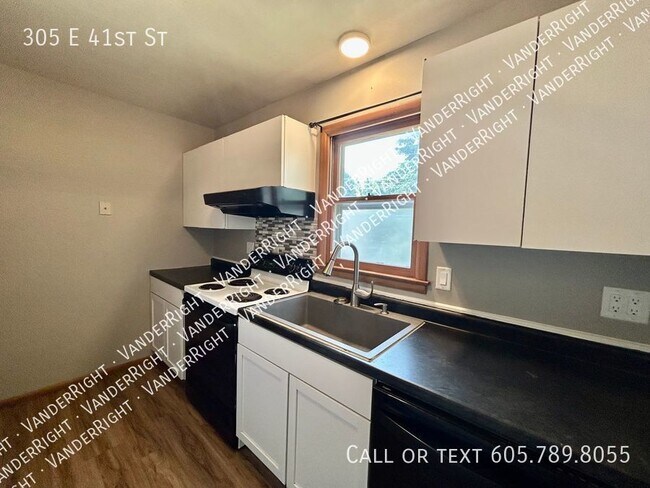 Building Photo - Gorgeous 4 Bedroom 2 Bathroom With Fenced ...