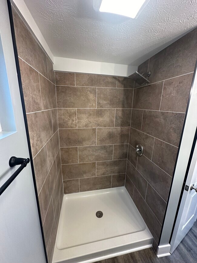 Shower - 3139 W 40th St