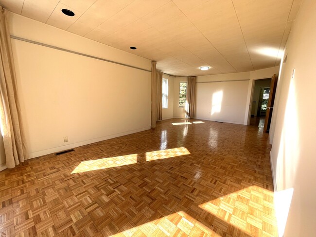 Foto del edificio - 10 Packard Ave