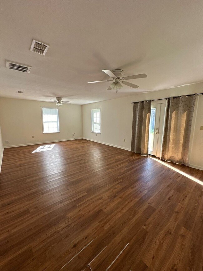 Foto del edificio - 3 bed, 2 bath house in Killearn- Arbor Hil...