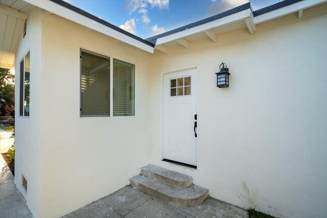 Building Photo - 1532 1/2 N Ave 46
