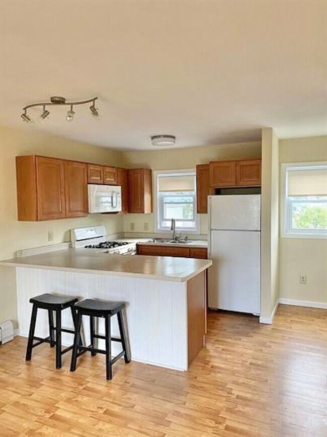 Building Photo - 2 Bedroom End Unit Condo Burlington
