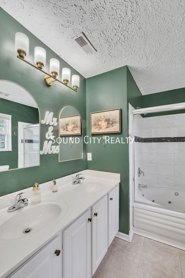 Building Photo - 1233 Twin Cir Dr