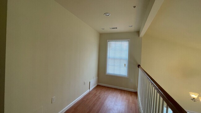 Building Photo - Newly Renovated 3 BR/ 2 BA + Office Single...
