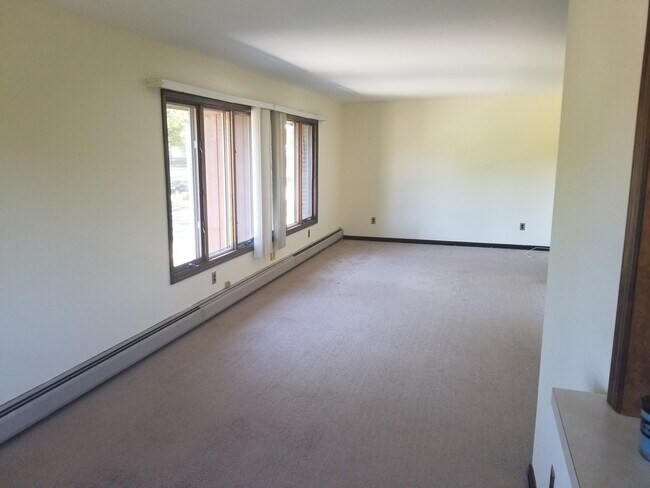 Large Living Room - 178 River Rd