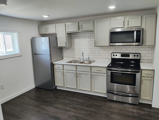 Kitchen - 621 W 8th St