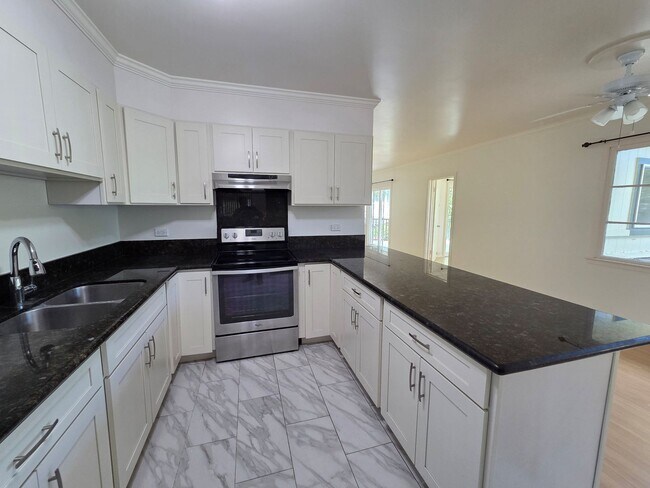 Foto del edificio - Lower Manoa single family home