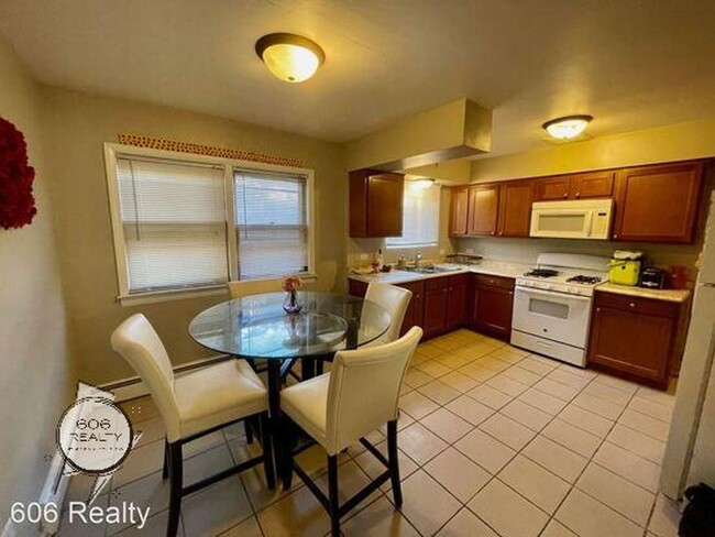 Building Photo - Fully Remodeled Apt on Harlem!