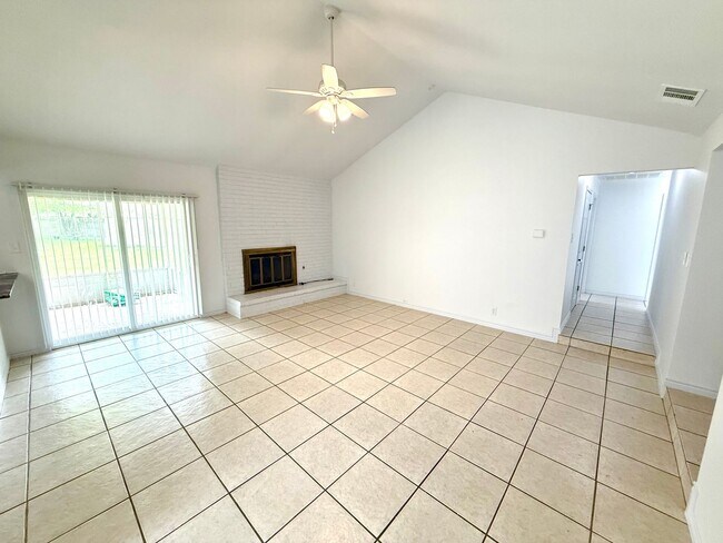 Building Photo - **APPLICATION RECEIVED** AVAILABLE NOW! UN...