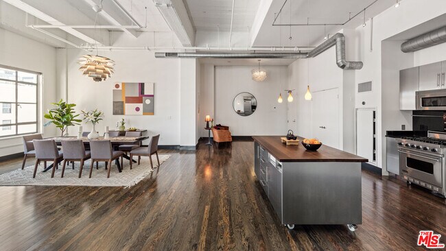 Foto del edificio - 849 S Broadway