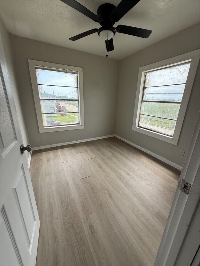 Foto del edificio - 126 W 6th St