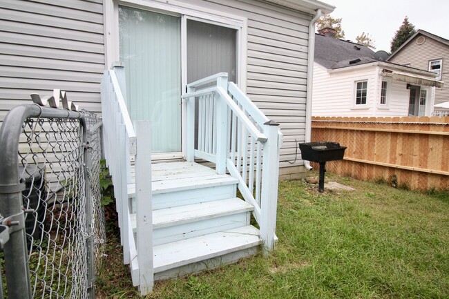 Building Photo - 3 bed 1 bath bungalow with garage and base...