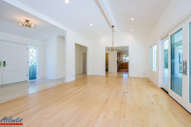 Foto del edificio - Stunning & Remodeled Home | Desirable Sara...