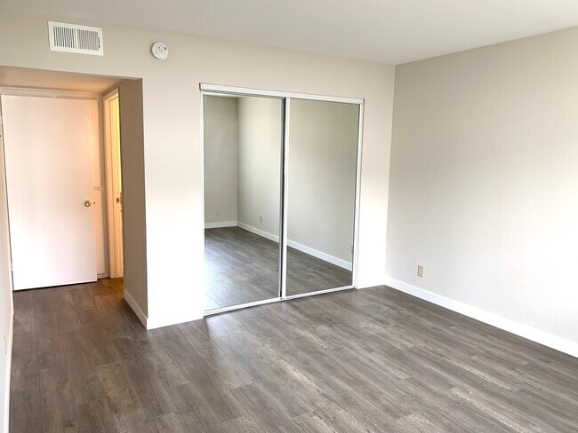 Foto del edificio - 700 E Cedar Ave