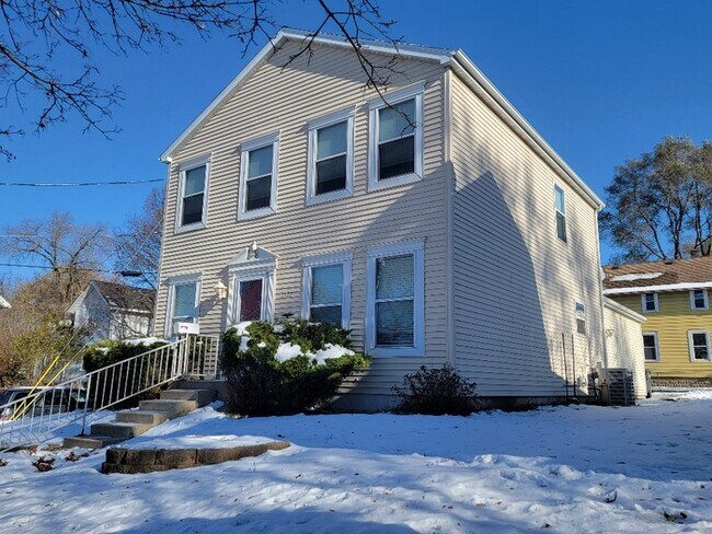 Building Photo - 4 bed, 2.5 bath home