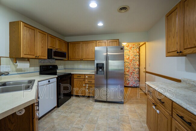 Building Photo - 18755 Brookfield Lake Dr