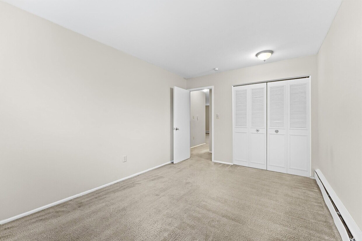 Foto del edificio - 23700 W Warren Ave