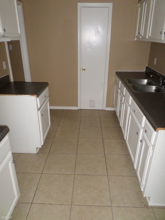 Building Photo - 3940 Twin Lakes Dr