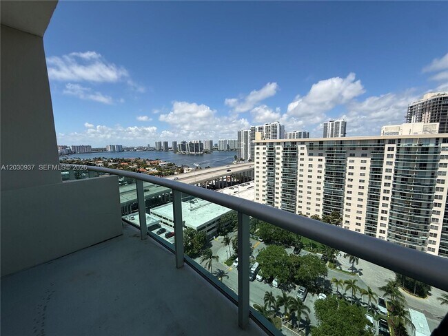 Foto del edificio - 19380 Collins Ave