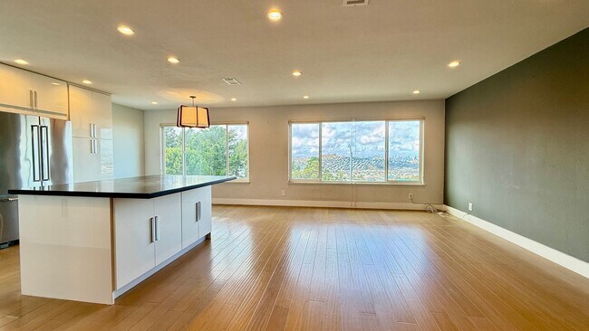 Foto del edificio - Modern Elegance with Breathtaking Views in the Portola District!