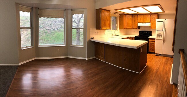 Foto del edificio - Spacious Sandy Rambler w 2 car attached