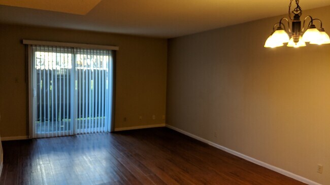 Foto del edificio - AUGUST 2023!!!  2 bedroom, 1.5 bath 2-story condo in Coralville
