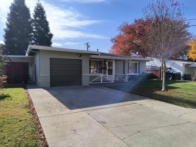 Building Photo - Fabulous home with huge park like yard!