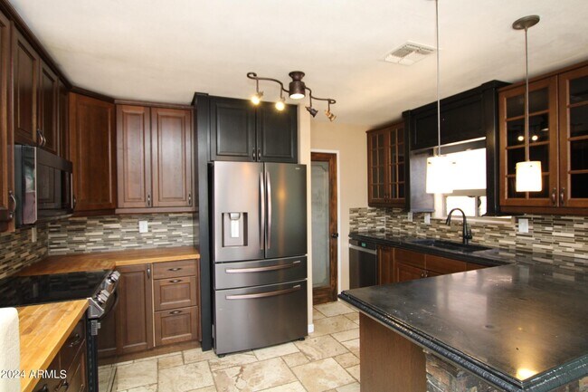 Building Photo - 42539 W Sunland Dr