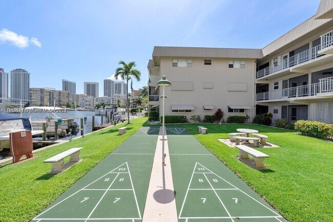 Foto del edificio - 300 Golden Isles Dr