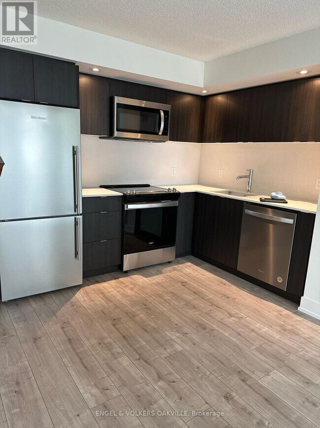 Building Photo - 10 Eva Rd