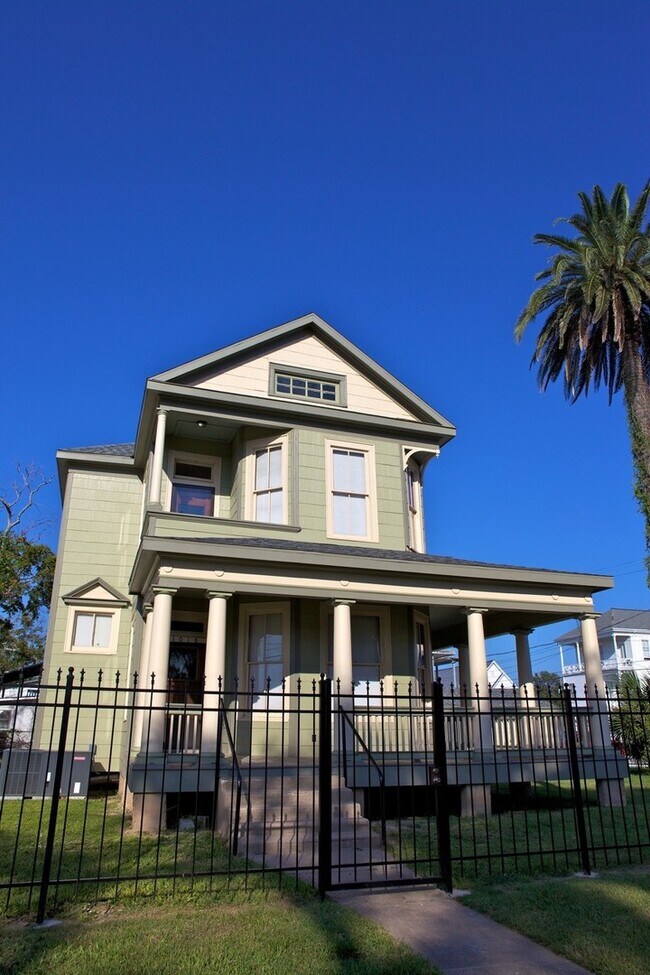 Foto del edificio - Large Two Story Victorian with Fenced yard...
