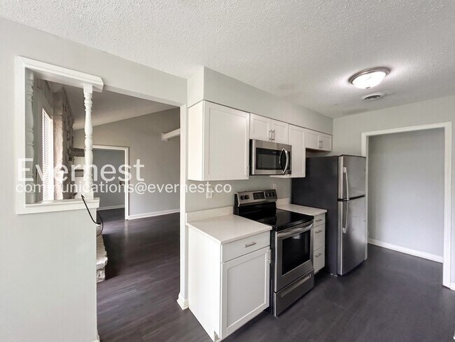 Foto del edificio - Charming Home with Fenced Yard and Carport / 3 Bed & 2 Bath / Available Now!