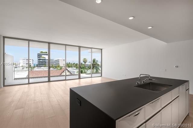 Building Photo - 300 Collins Ave