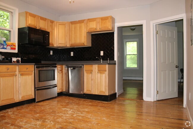 Building Photo - 119 River St