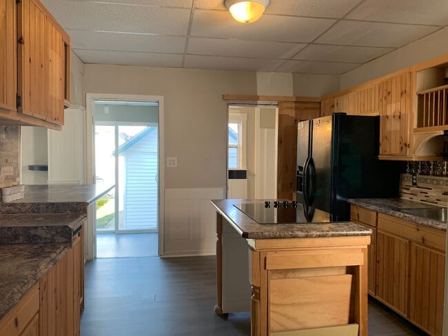 Building Photo - CONTRACT PENDING!! Spacious single family ...